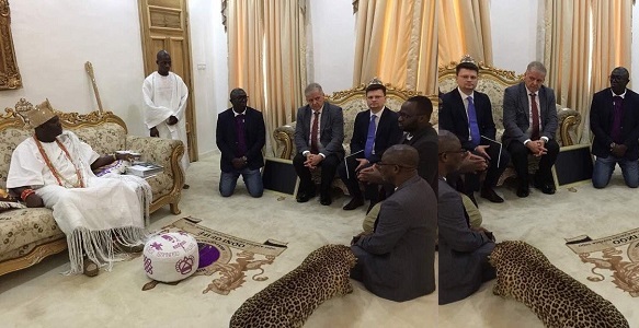 White men on a courtesy visit to Ooni of Ife refuse to kneel before the monarch(photo)