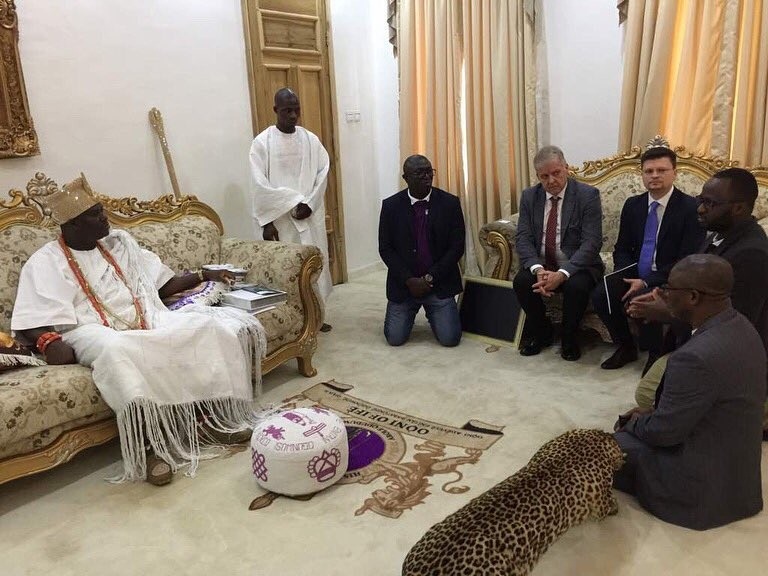 White men on a courtesy visit to Ooni of Ife refuse to kneel before the monarch(photo)