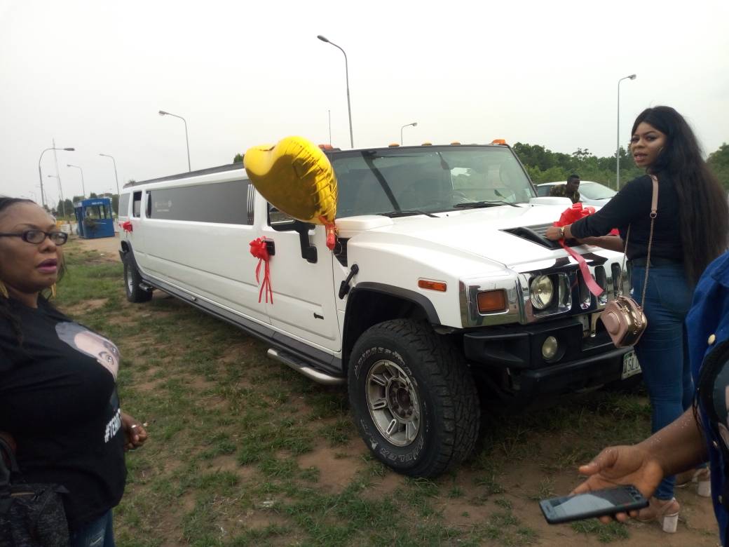 #BBNaija: Fans rent Limousine to welcome Teddy A & BamBam + Video of the Massive crowd waiting for them at the airport