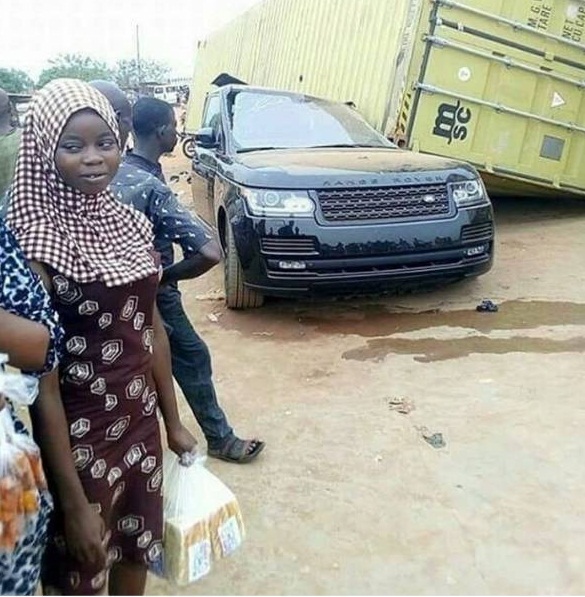 Truck Driver takes off as container falls on 'new' Range Rover in Oyo State (Photos)