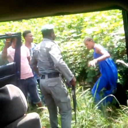 Nigerian policeman captured on camera beating a lady for refusing to allow him check her bag along Warri/Sapele road. (Video)