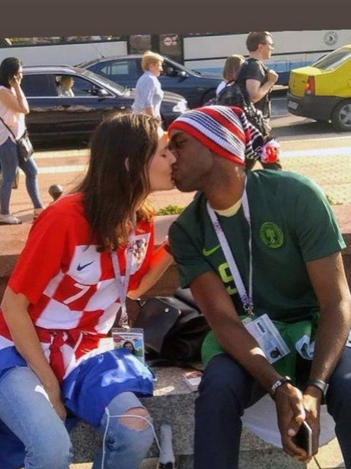 2018 World Cup; Nigerian man kisses his Croatian babe in Russia. (Photo)