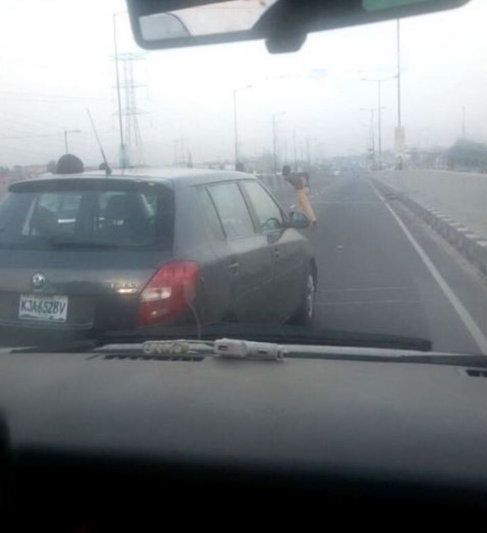 Two men park their cars in the middle of the road to exchange blows in Lagos. (Video)