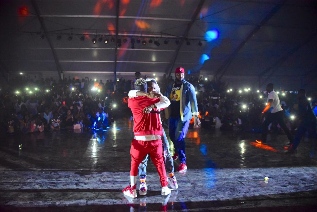 Wizkid reconciles with Shatta Wale, hugs on stage at Event in Ghana