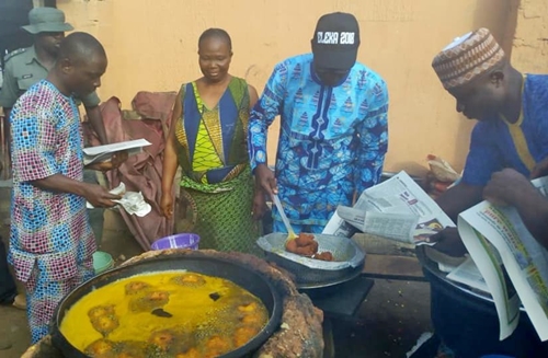 Ekiti Governorship candidate, Kolapo Olusola, spotted frying Akara as he campaigns for votes. (Photos)