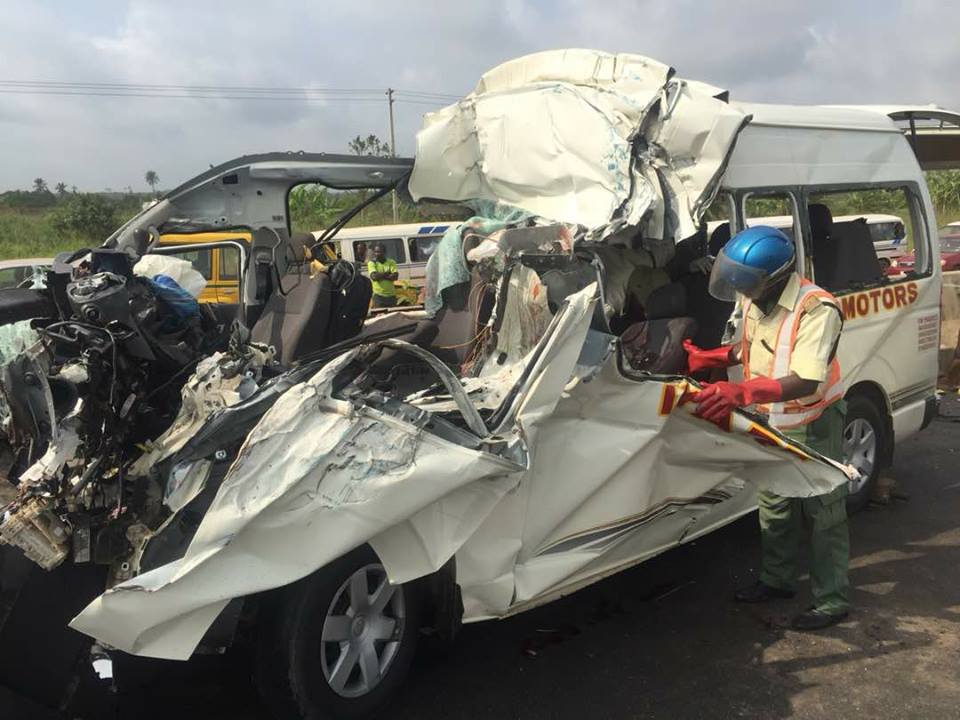 8 people who just arrived from Spain for wedding, di-e in auto crash