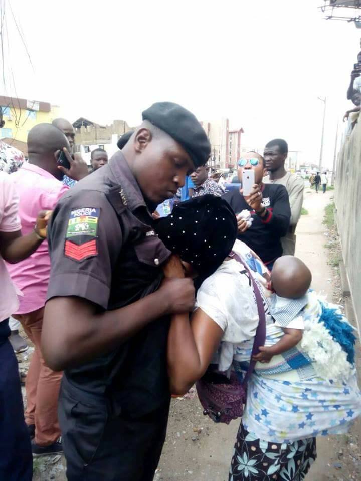 Police officer slaps Nursing mother in Ibadan (photos)