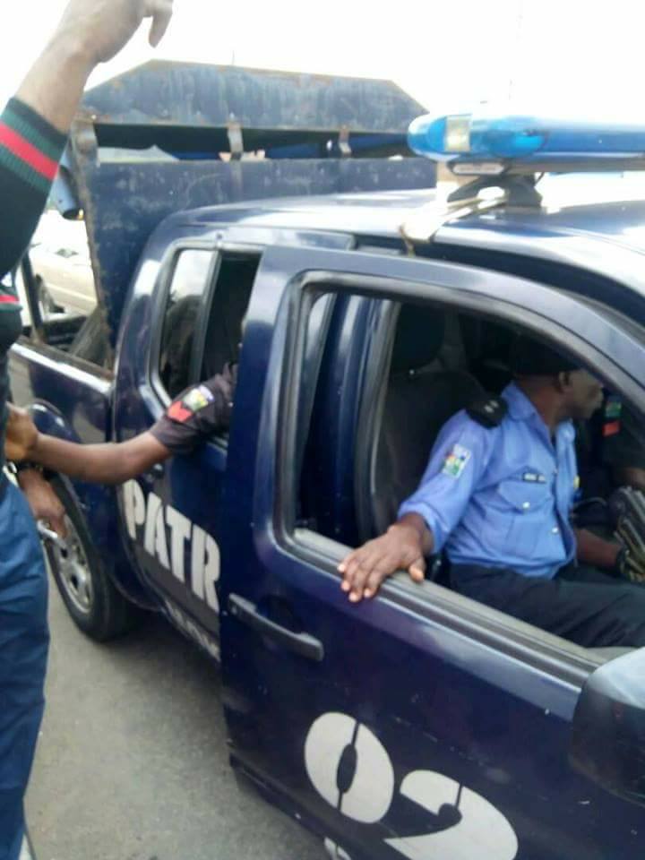 Police officer slaps Nursing mother in Ibadan (photos)