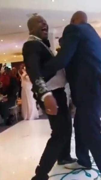 Moment Sir Shina Peters fell while doing the 'Gbese' at his daughter's wedding (Video)