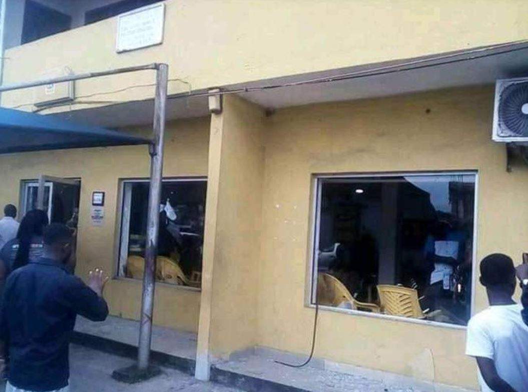 Nigerians attack MTN office in Uyo (video)