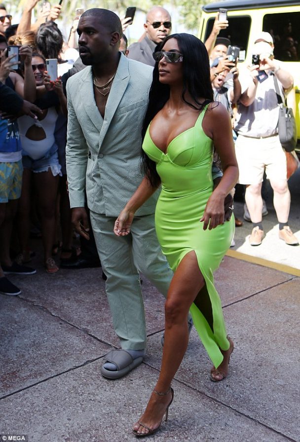 Kanye attends 2 Chainz wedding wearing slippers (Photos)