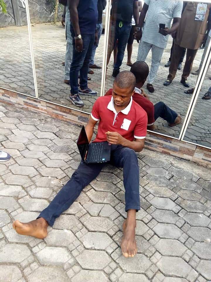 Man apprehended with a stolen laptop worth about N150,000 which he bought for N5,000 (Photos)