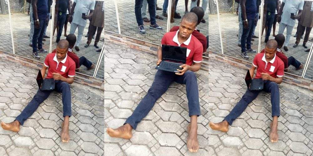 Man apprehended with a stolen laptop worth about N150,000 which he bought for N5,000 (Photos)