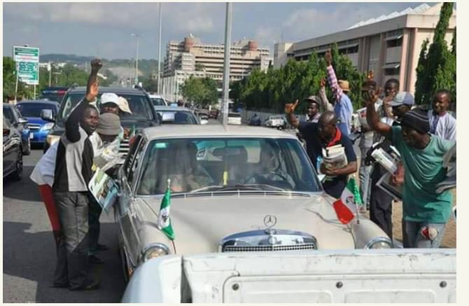 Governor Fayose Causes A Scene With His Vintage Car In Abuja Traffic ( Photo )