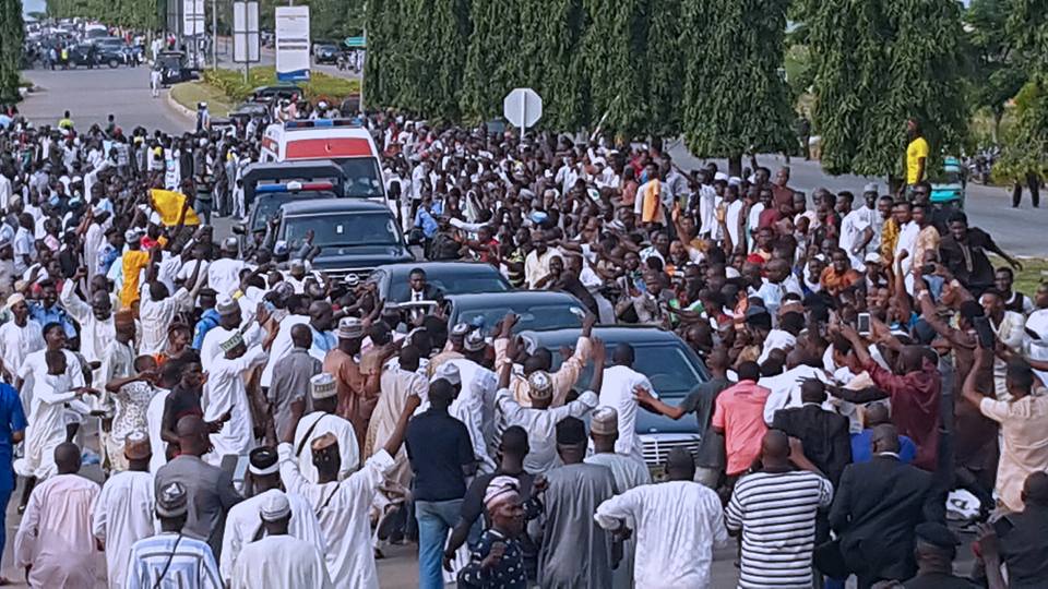 President Buhari's Crowd Vs Nnamdi Kanu's Crowd - Who Do You Think Was More Welcomed [Photos]