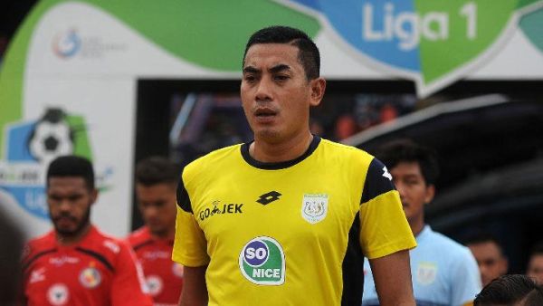 Indonesian Goalkeeper Dies On The Pitch After Collision With Team-Mate (Video)