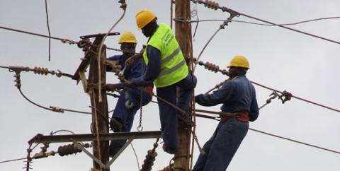 8 Ways People React When They See Workers Of Electricity Distribution Companies