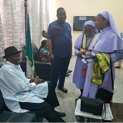 Goodluck Jonathan & His Wife, Patience Spotted At Port Harcourt Airport (Photos)