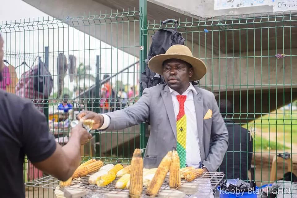 See Swag! Roasted Corn Seller Spotted Dressed In Suit, Tie & Hat (Photos)