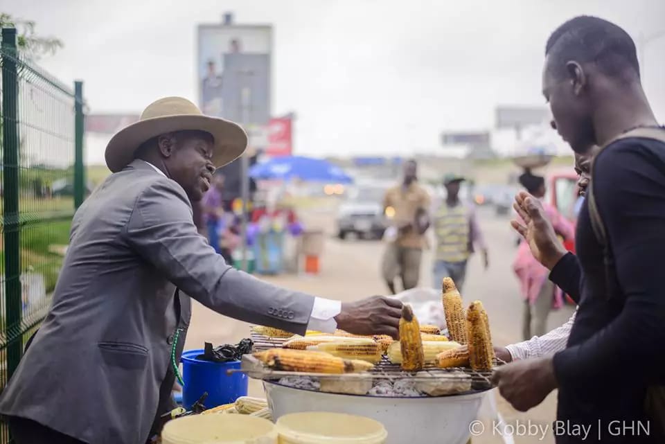 See Swag! Roasted Corn Seller Spotted Dressed In Suit, Tie & Hat (Photos)