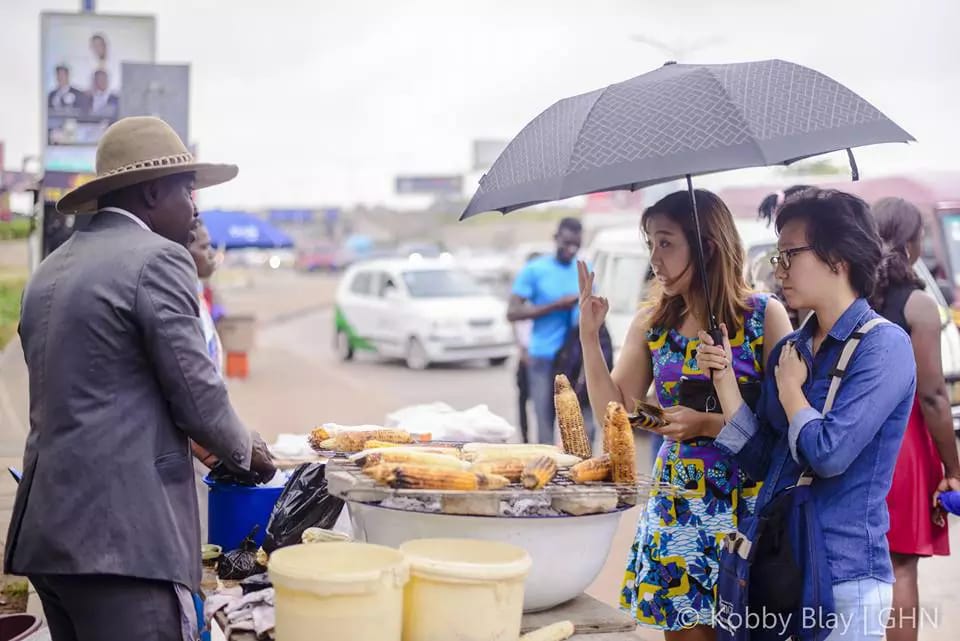 See Swag! Roasted Corn Seller Spotted Dressed In Suit, Tie & Hat (Photos)