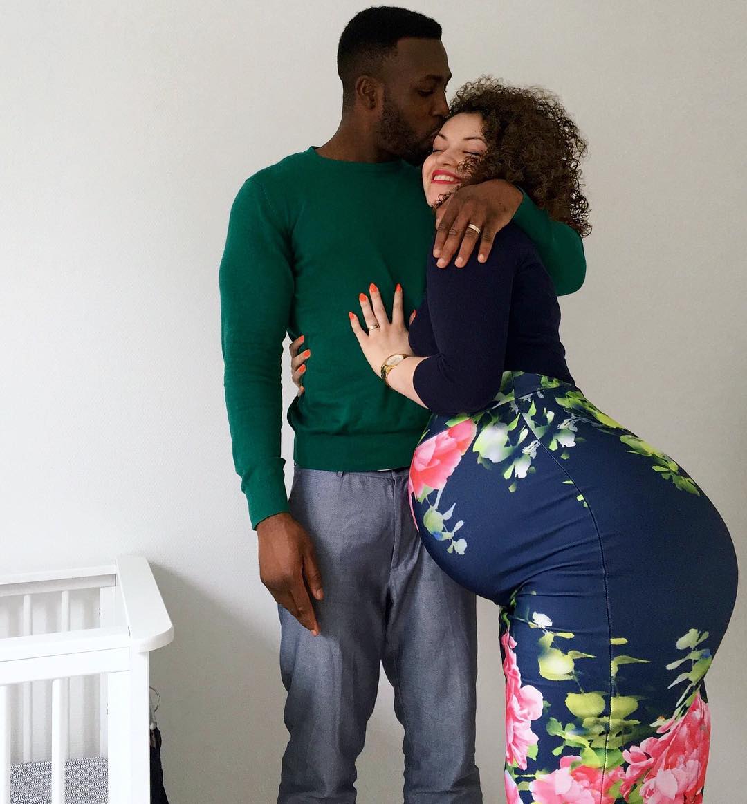 "She Carry Belle For Front & Back" - People React To Lady's Cute Maternity Photos