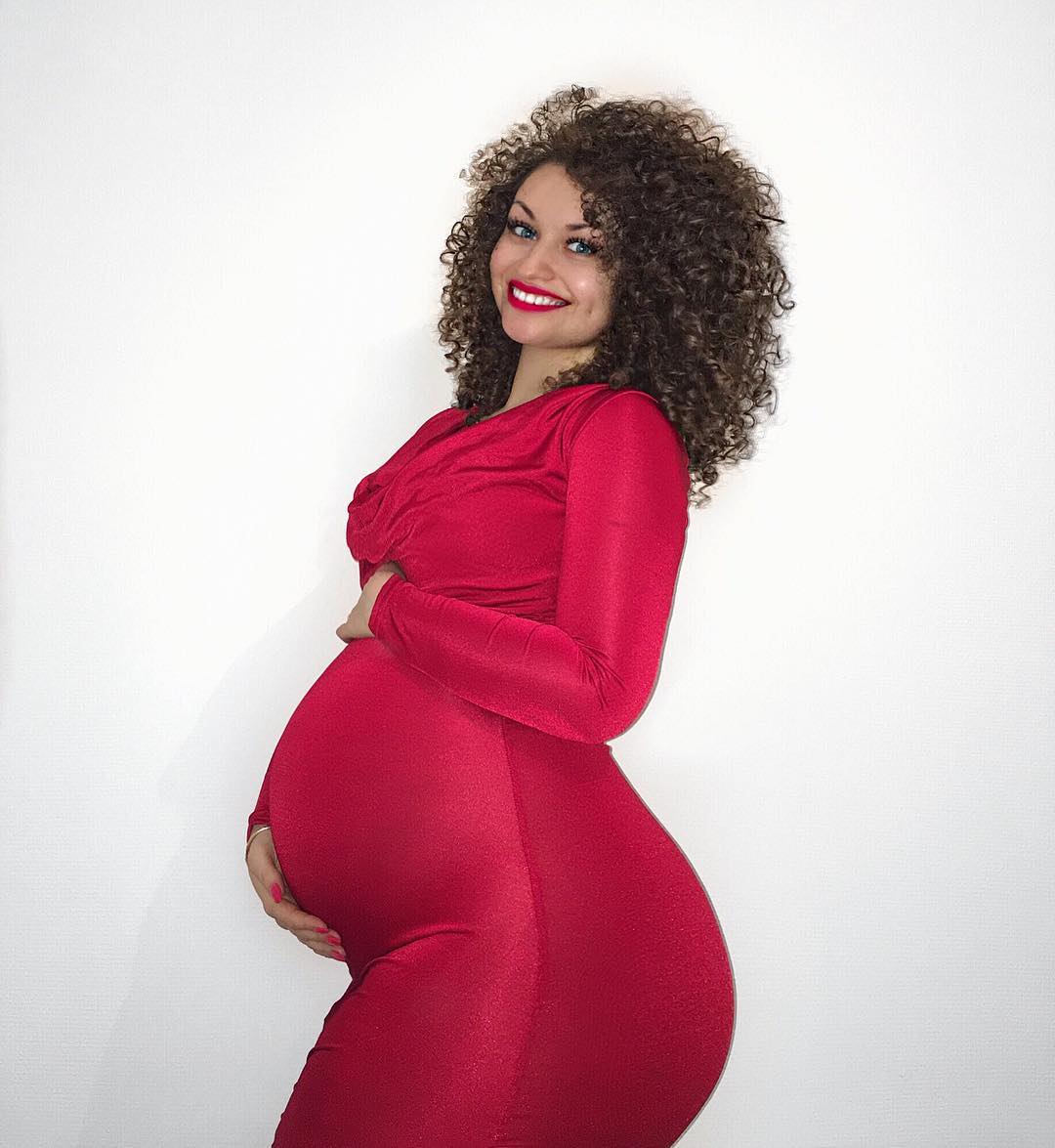 'She Carry Belle For Front & Back' - People React To Lady's Cute Maternity Photos