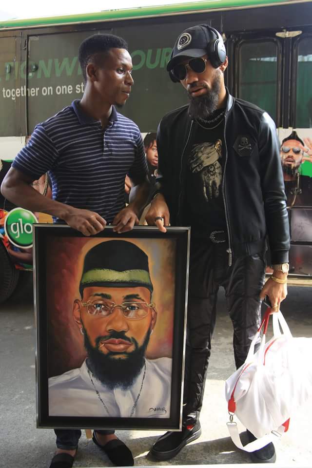 See The Gift A Fan Gave To Phyno In Port Harcourt (Photos)