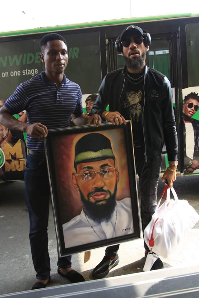 See The Gift A Fan Gave To Phyno In Port Harcourt (Photos)