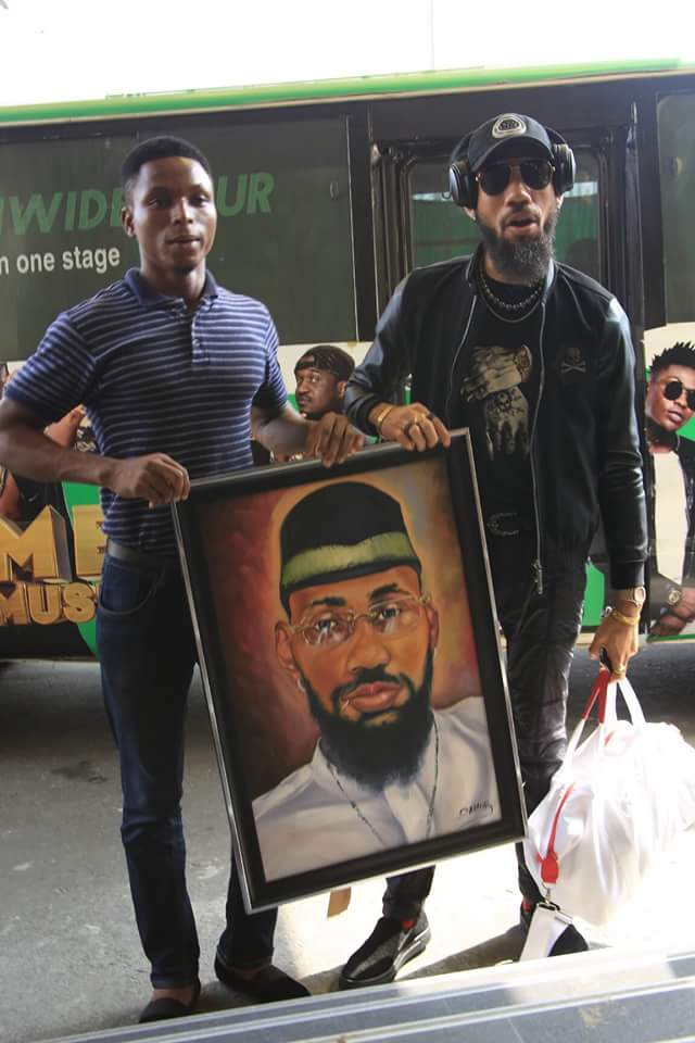 See The Gift A Fan Gave To Phyno In Port Harcourt (Photos)
