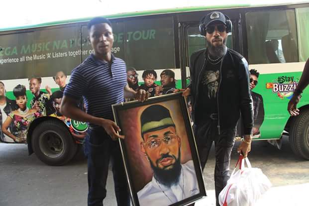 See The Gift A Fan Gave To Phyno In Port Harcourt (Photos)