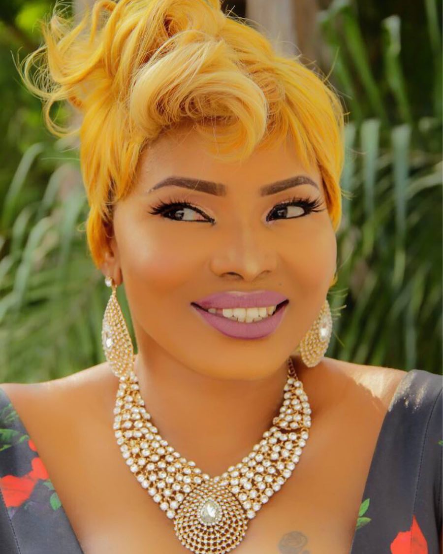 Actress Halima Abubakar Bares Clee-vage In Lovely Christmas Photos