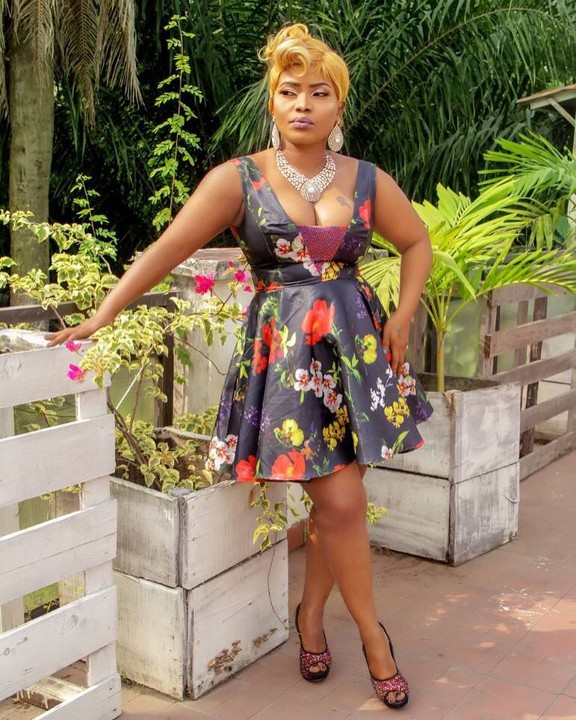 Actress Halima Abubakar Bares Clee-vage In Lovely Christmas Photos