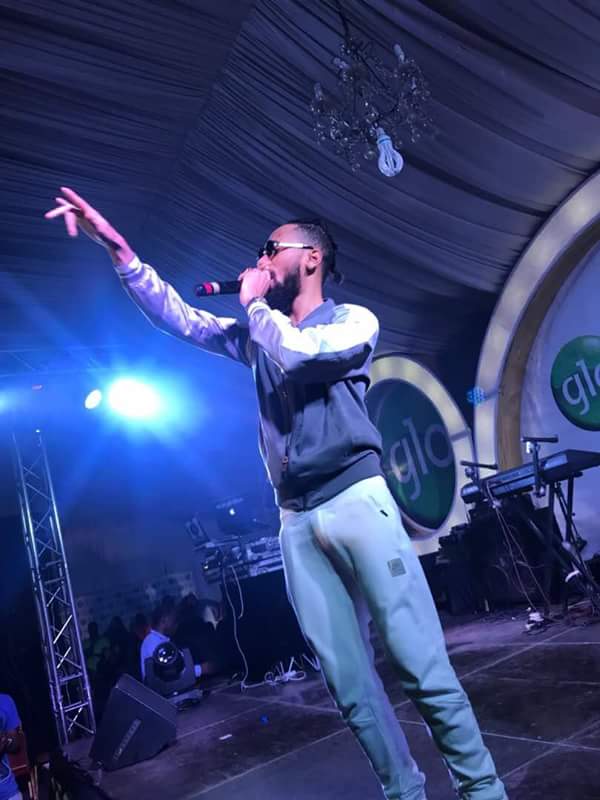 "I See, Things Stood Up": See What Ladies Are Saying About Phyno's Photo