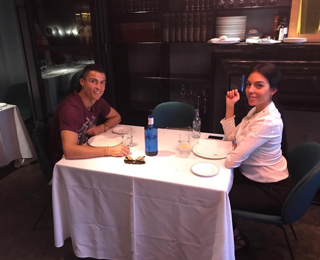 Cristiano Ronaldo & Girlfriend On A Lunch Date In "The Best Restaurant In Town"