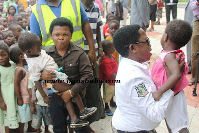 Aki and PawPaw visit flood victims in Delta state (pix)