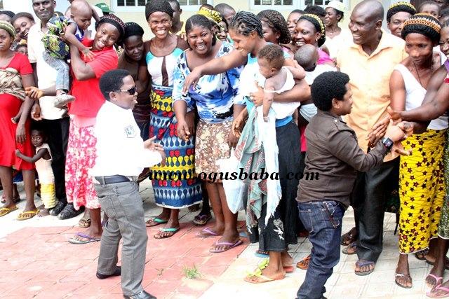 Aki and PawPaw visit flood victims in Delta state (pix)