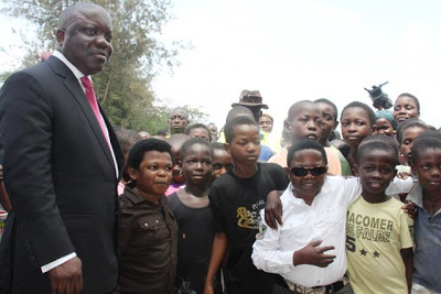 Aki and PawPaw visit flood victims in Delta state (pix)