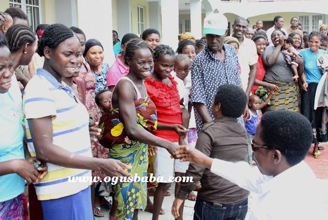 Aki and PawPaw visit flood victims in Delta state (pix)