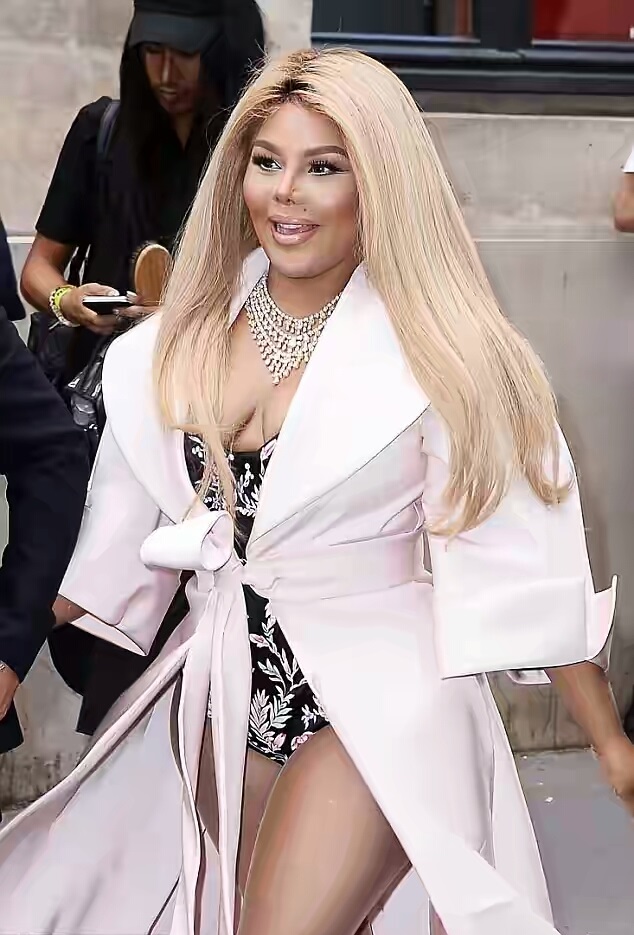 Lil' Kim Shows Off New Look As She Attends Paris Fashion Show