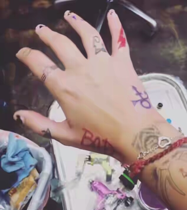 Paris Jackson Pays Tribute To Her Late Father With A New Hand Tattoo