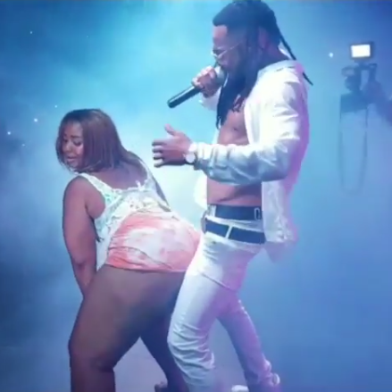 Flavour Rocking Lady with Big Backside On Stage (Pictures & Video)