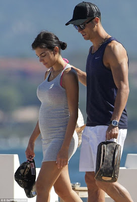 Cristiano Ronaldo' s Girlfriend Reportedly 5 Months Pregnant ( Photos )