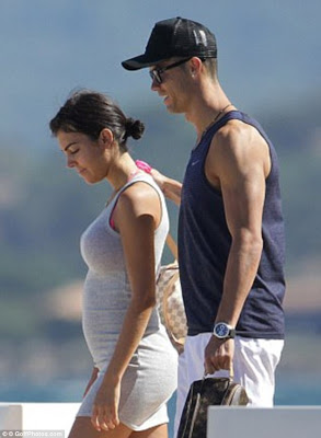 Cristiano Ronaldo' s Girlfriend Reportedly 5 Months Pregnant ( Photos )