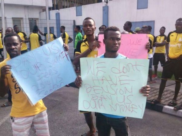 Rivers United Players Stage Protest At Government House Over Unpaid Sign-One Fee (See Photos)