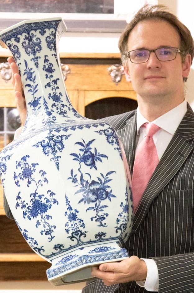 Rare Chinese Vase Used As Door-Stop Auctioned For £650,000 In Derby