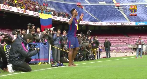 Barcelona Latest Signing Performs His 'Ritual' During His Unveiling Today (Photos)