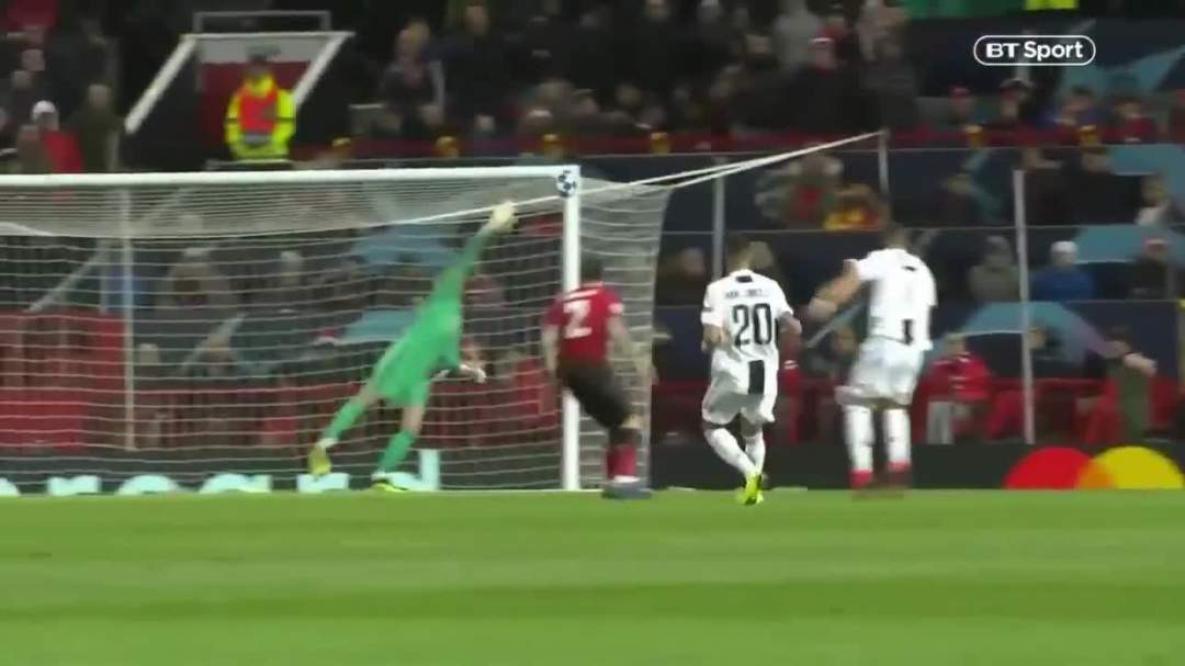 David De Gea denies Cristiano Ronaldo a goal on his Manchester United return with sensational save
