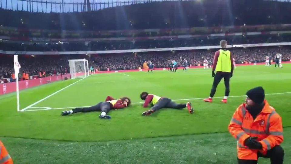 Arsenal vs Manchester United: Guendouzi and Iwobi duck so fans can watch Pierre-Emerick Aubameyang's penalty