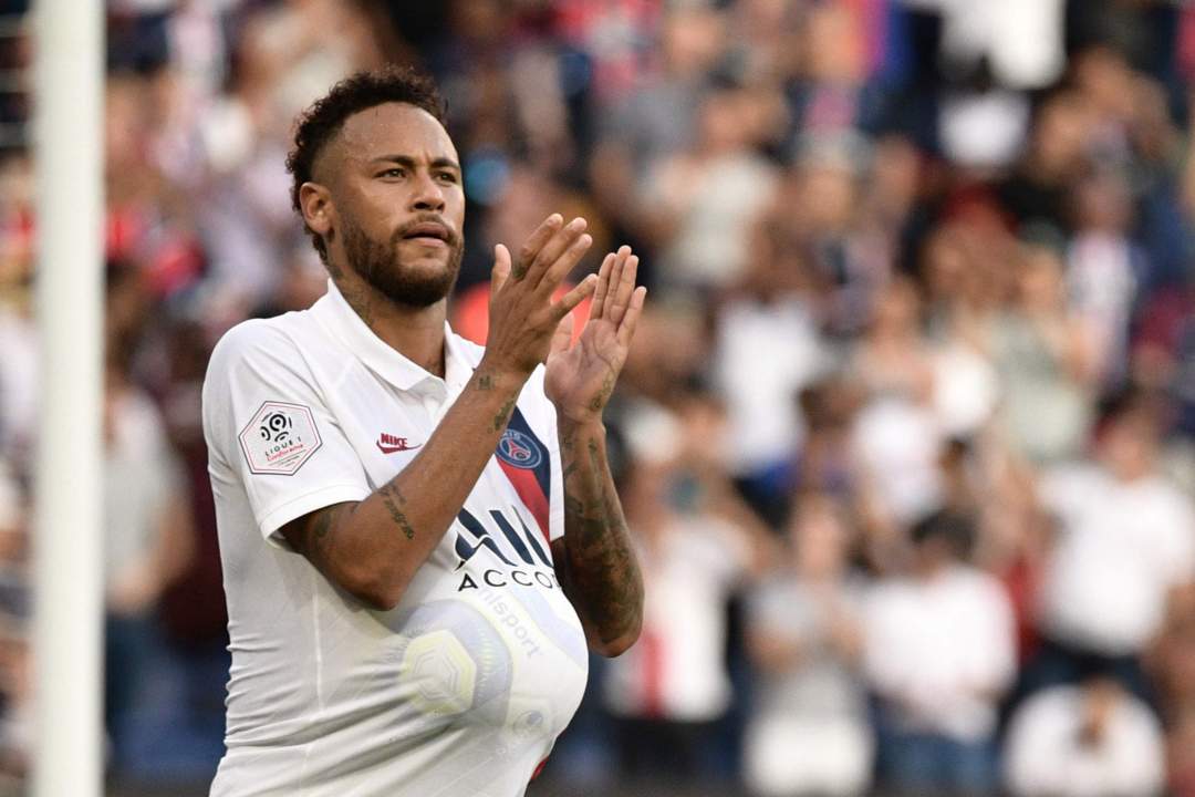 Neymar applauds the fans despite being booed relentlessly since his return
